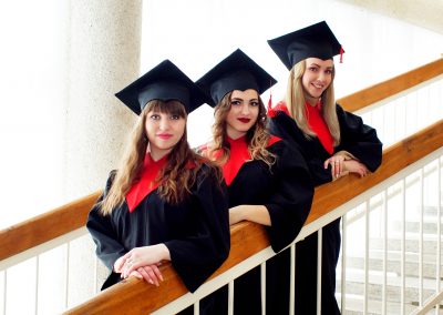 Выпускники магистры в академических мантиях