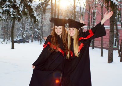 Студенты специалисты в выпускных мантиях