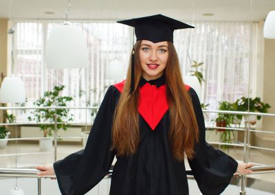 Выпускники студенты в мантиях