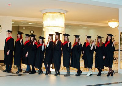 Студенты бакалавры выпускных мантиях