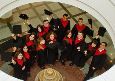 Студенты магистры в выпускных мантиях